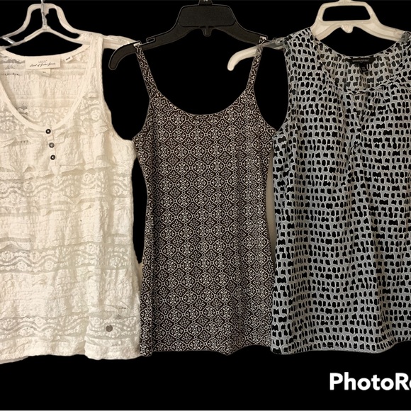 3 sleeveless Women's dress shirts. Banana Republic, and H&M size small, X small. - Picture 1 of 14